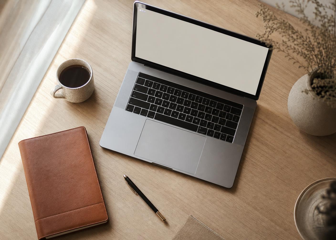 Bureau de travail : ordinateur portable, carnet de notes et tasse de café